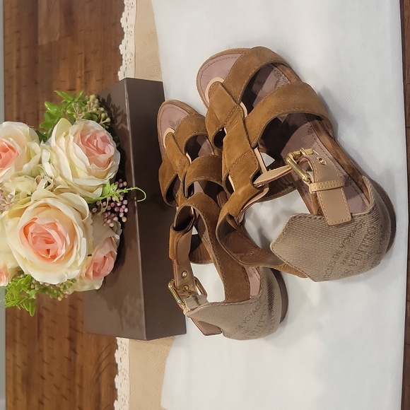 Authentic Louis Vuitton sandals - Picture 2 of 11